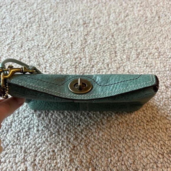 Coach Chelsea Turnlock Wristlet – Rare Mineral Leather – Classic Preppy Style